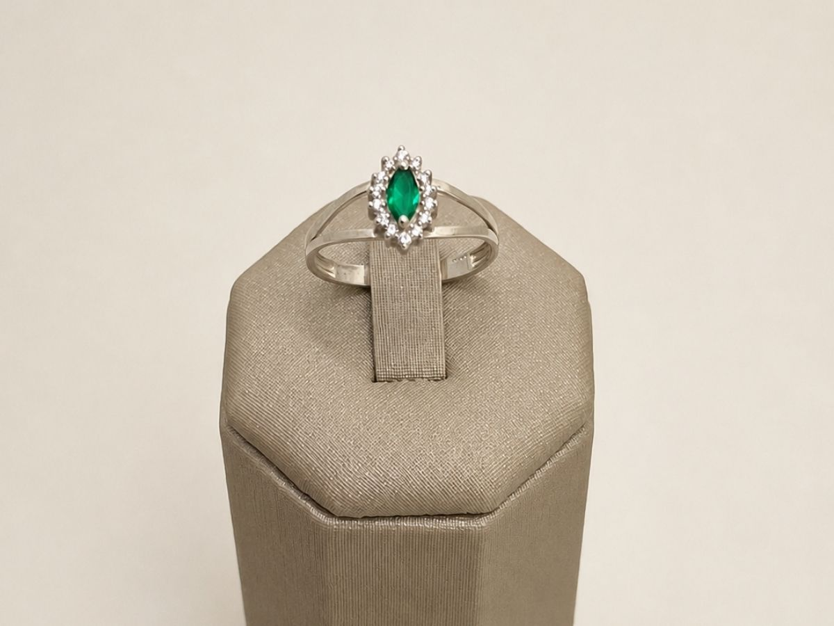 Anel de formatura com pedra verde
