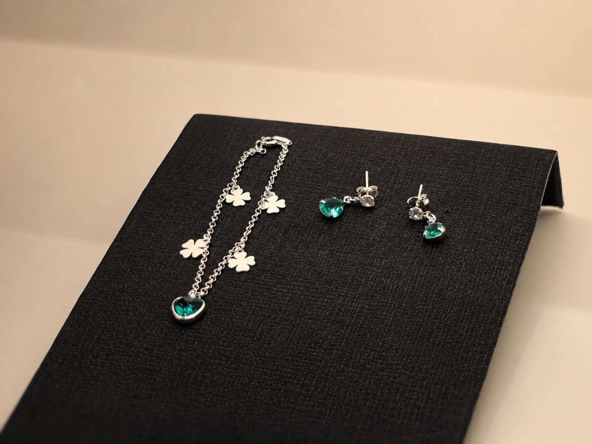 Conjunto de joias com pedras verdes